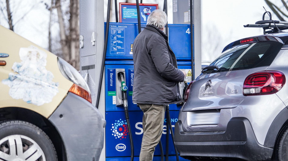 Prezzo petrolio poco mosso, Wti scambiato a 65,47 dollari