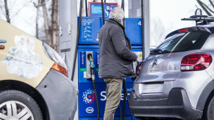 Staffetta, proseguono i rialzi dei carburanti