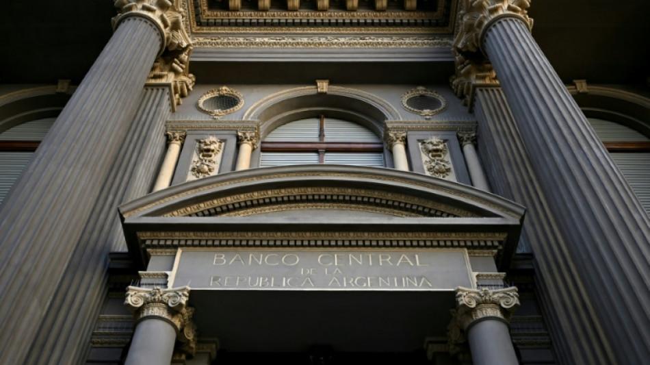 Distrusting Argentines loath to bank their 'mattress dollars' 