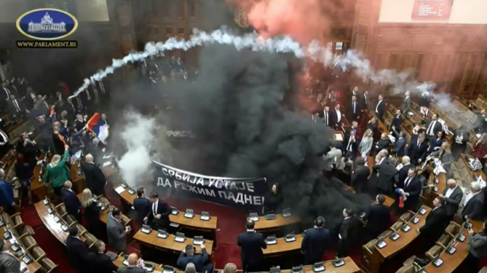 Oposi&ccedil;&atilde;o s&eacute;rvia lan&ccedil;a bombas de fuma&ccedil;a e sinalizadores no Parlamento