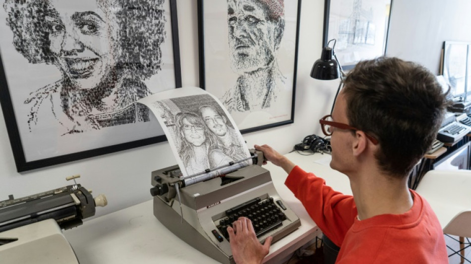 Un artiste britannique dessine portraits et monuments avec des machines &agrave; &eacute;crire