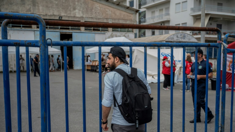 Pais de s&iacute;rios desaparecidos em trag&eacute;dia de embarca&ccedil;&atilde;o grega 'rezam dia e noite'