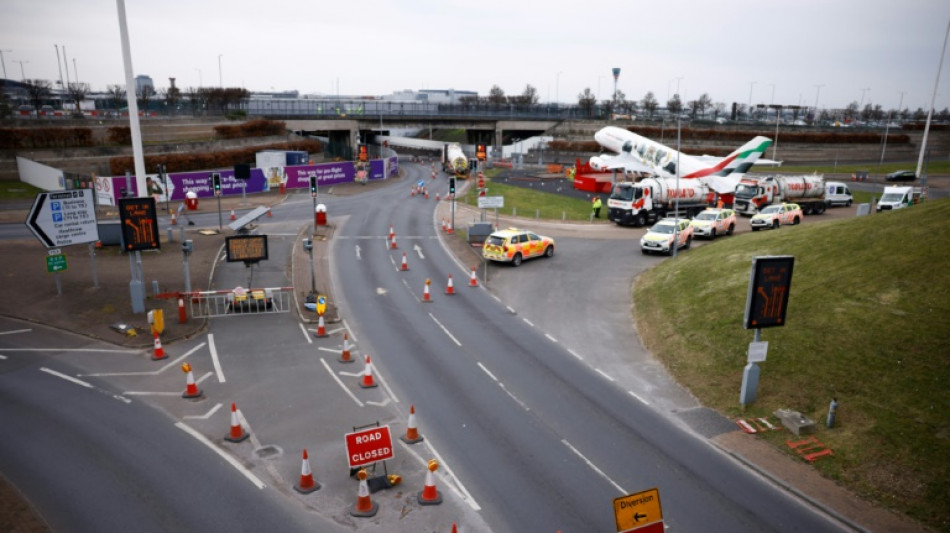 L'a&eacute;roport d'Heathrow &agrave; nouveau "pleinement op&eacute;rationnel", apr&egrave;s sa fermeture vendredi 