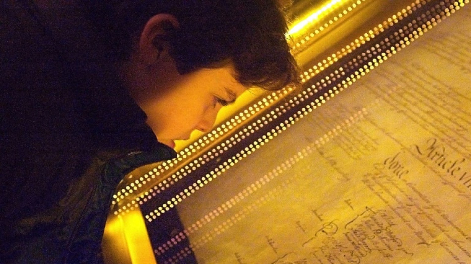 Manifestantes ecologistas lanzan polvo sobre la caja protectora de la Constituci&oacute;n de EEUU