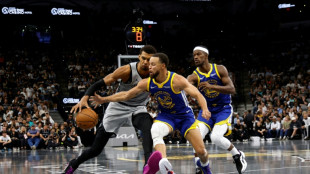 NBA: Les Warriors dominent les Spurs avec 49 points de Curry