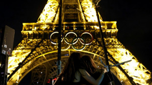Les anneaux olympiques ont &eacute;t&eacute; d&eacute;croch&eacute;s de la tour Eiffel