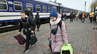 "Por fin libres", claman familias ucranianas reunidas tras la reapertura de estaci&oacute;n de tren en Jers&oacute;n