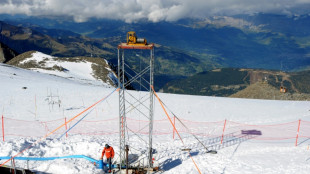 En el macizo del Mont Blanc, unos cient&iacute;ficos vigilan un peque&ntilde;o glaciar