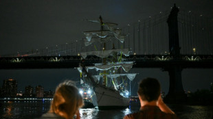 Colisão de navio mexicano contra ponte do Brooklyn deixa dois mortos em Nova York