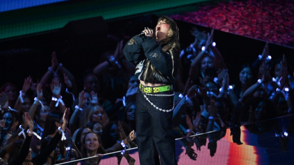 La cantante Lola Young cancela todos sus conciertos tras haberse desmayado en el escenario