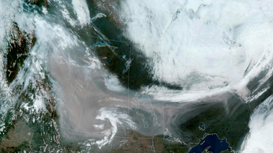 La fum&eacute;e des incendies fait tousser les Canadiens mais refroidit les brasiers