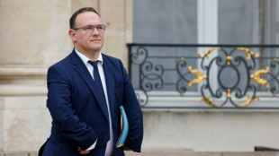 L'arthrogrypose, dont souffre Damien Abad: une maladie neuromusculaire cong&eacute;nitale rare 