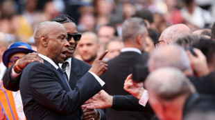 Encontronazo entre Denzel Washington y un fot&oacute;grafo en la alfombra roja de Cannes