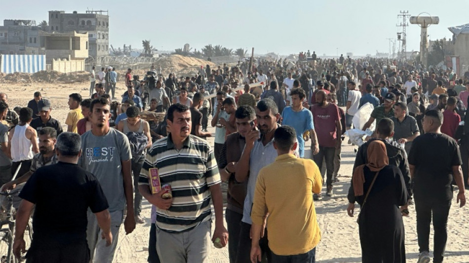 Miles de personas se precipitan hacia un nuevo centro de distribuci&oacute;n de ayuda en Gaza