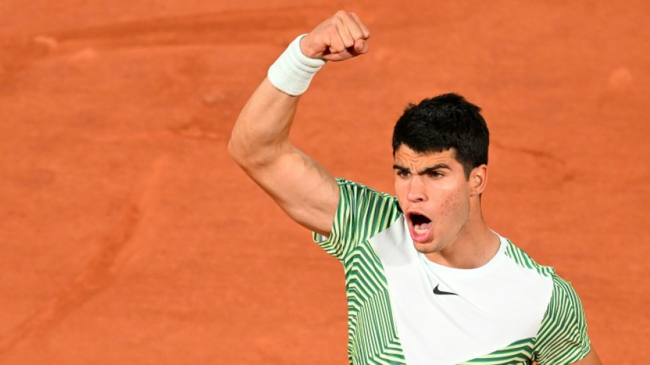 Alcaraz tritura a Tsitsipas y desafiar&aacute; a Djokovic en la 'semi' so&ntilde;ada