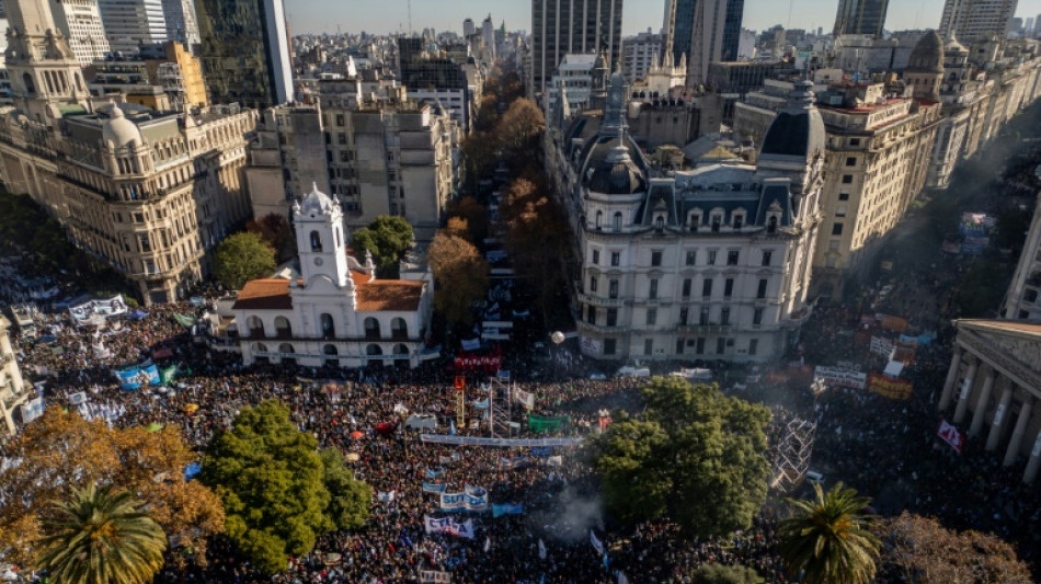 A Buenos Aires, massive mobilisation autour de Kirchner, d&eacute;sormais d&eacute;tenue chez elle