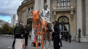 Militantes ecologistas roc&iacute;an con pintura una escultura de Charles Ray en Par&iacute;s