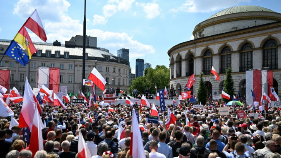 Pr&eacute;sidentielle en Pologne: d&eacute;monstration de force de chaque camp &agrave; une semaine du 2e tour