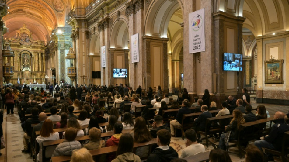 A Buenos Aires, larmes et pri&egrave;res d'Argentins pour un pape pas comme les autres, le leur