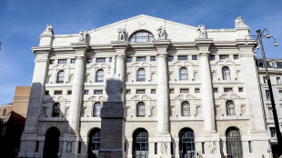Borsa: Milano debole (-0,2%) con le banche e Iveco, bene Stm
