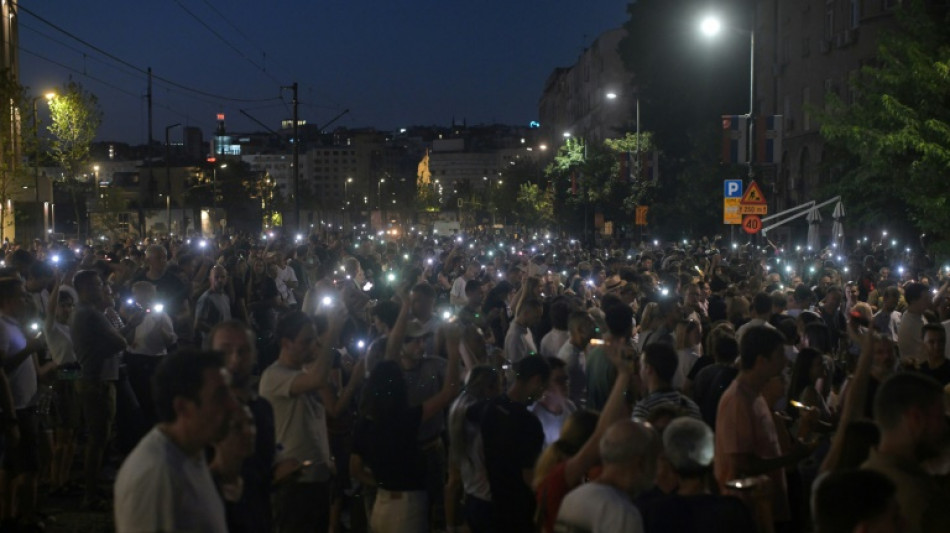 Barricades à Belgrade lors d'une deuxième nuit de manifestations