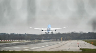 Passageiros desesperados buscam voos alternativos ap&oacute;s fechamento do maior aeroporto da Europa