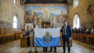Gabry Ponte riceve la bandiera di San Marino dai Capitani