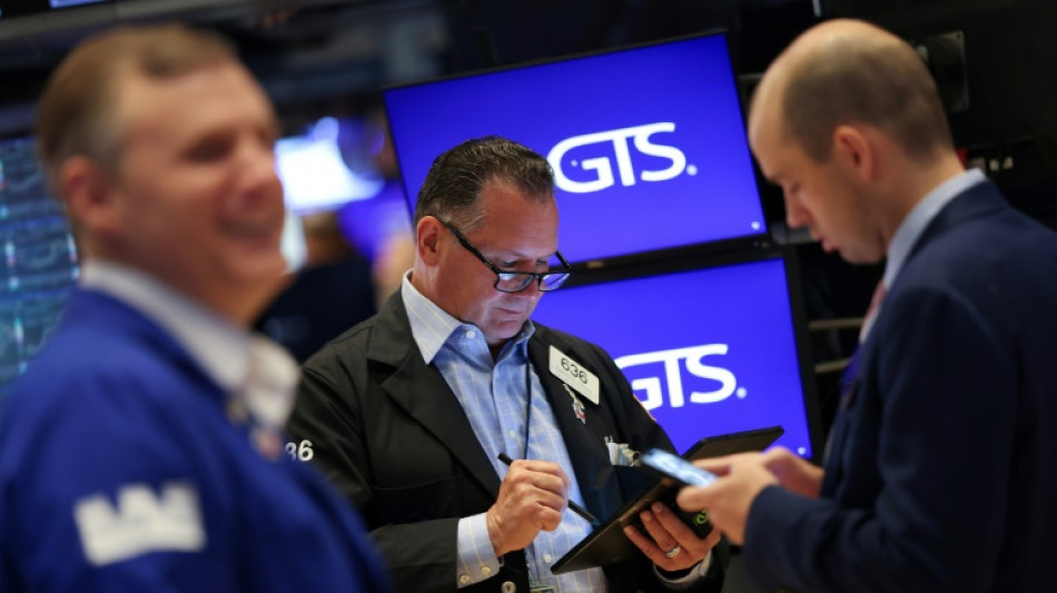 Wall Street termine en repli, encaisse les derni&egrave;res annonces commerciales