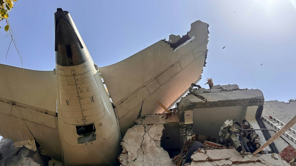 Inde: un Boeing d'Air India s'écrase sur une zone résidentielle avec 242 personnes à bord