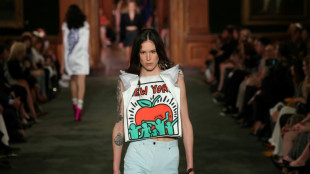 Volantes, cuero motero y celebridades, a juego en el desfile de Louis Vuitton en Nueva York