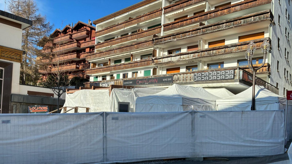 Crans-Montana, pm 'incendio provocato da fontane pirotecniche'