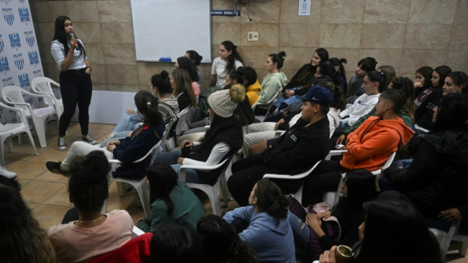 Jogadoras pedem melhores condi&ccedil;&otilde;es para futebol feminino no Uruguai