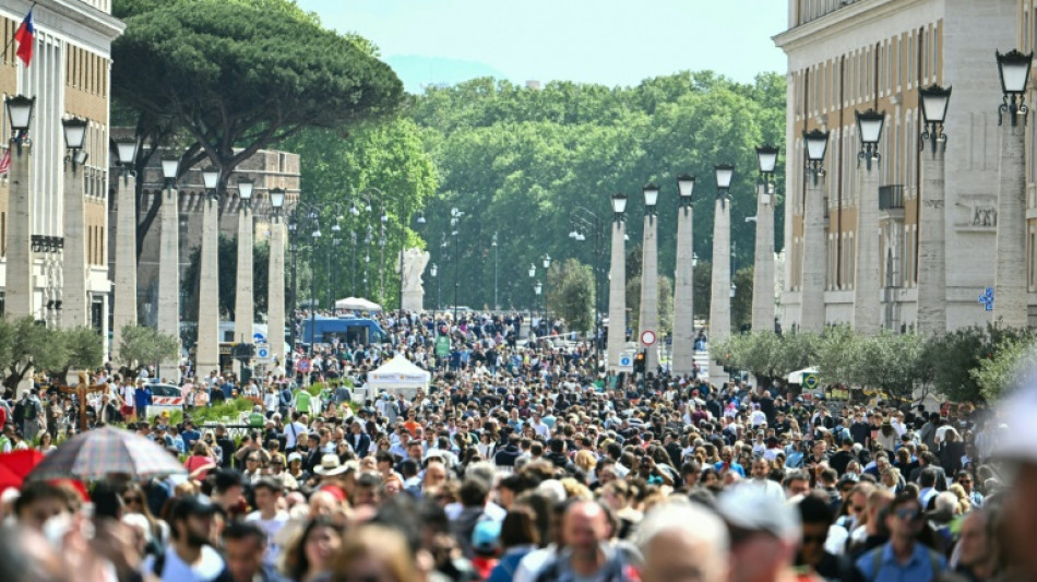 Sur la place Saint-Pierre, stupeur et recueillement: "Un grand pape est parti"