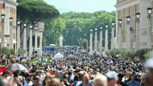 Sur la place Saint-Pierre, stupeur et recueillement: "Un grand pape est parti"