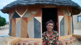 Au Zimbabwe, la beaut&eacute; des cases peintes, un artisanat f&eacute;minin