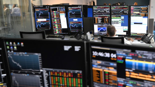 Borsa: Milano in calo con banche e difesa, in luce Ferrari