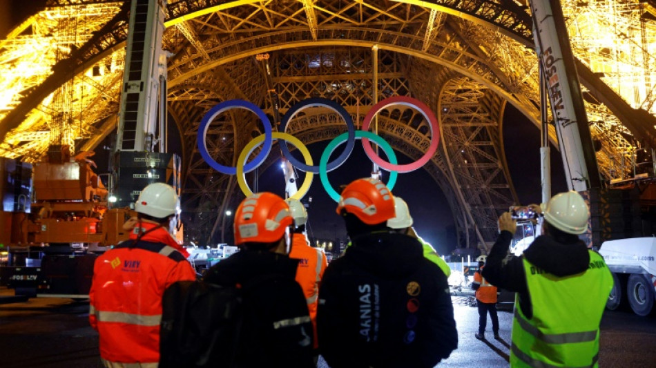 Par&iacute;s retira los anillos ol&iacute;mpicos de la Torre Eiffel