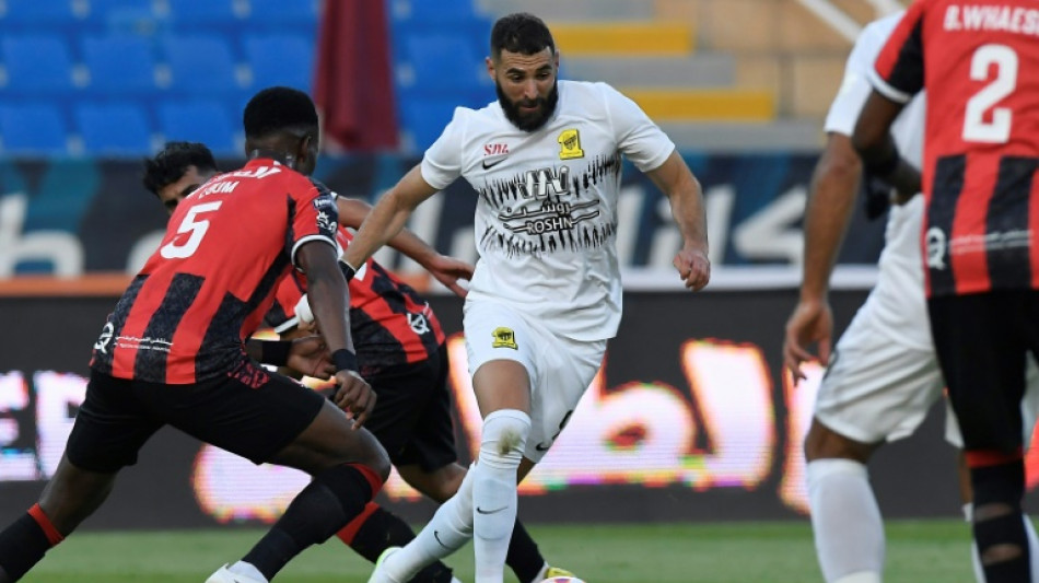 Benzema estreia na liga saudita com vit&oacute;ria e assist&ecirc;ncia