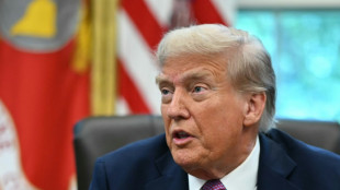 Trump affiche sa fermeté contre le Venezuela, Maduro joue l'apaisement