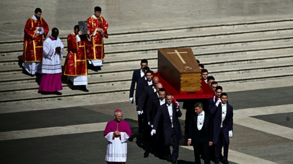 Trauerzeremonie f&uuml;r Papst Franziskus am Petersplatz begonnen