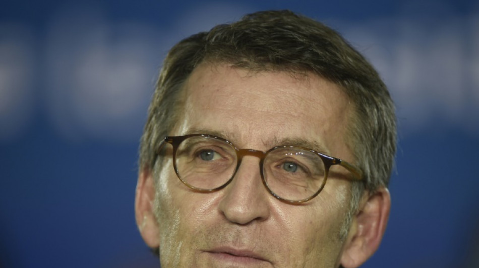 Conservadores espa&ntilde;oles cierran su crisis con un viraje al centro