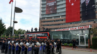 La polic&iacute;a toma por la fuerza la sede del principal partido de oposici&oacute;n en Turqu&iacute;a