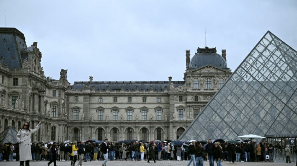 Vol des bijoux du Louvre: la traque est lancée, le musée reste fermé lundi