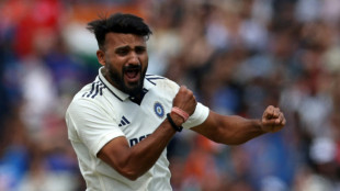 Deep leaves England on brink of defeat as India eye series-levelling win