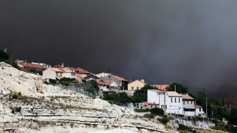 Des incendies font rage dans le sud, les flammes atteignent Marseille