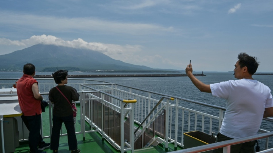 Alertan sobre la ca&iacute;da de ceniza por la erupci&oacute;n de un volc&aacute;n en Jap&oacute;n
