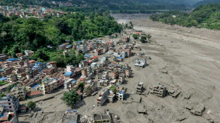 Rescatistas buscan a 1.300 desaparecidos tras las riadas mortales entre Nepal y T&iacute;bet