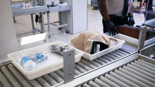 Verband: Fluggäste sollen künftig mehr Flüssigkeit ins Handgepäck mitnehmen können