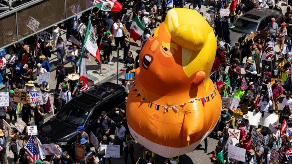 Dezenas de milhares de manifestantes saem &agrave;s ruas nos EUA contra o 'rei' Trump