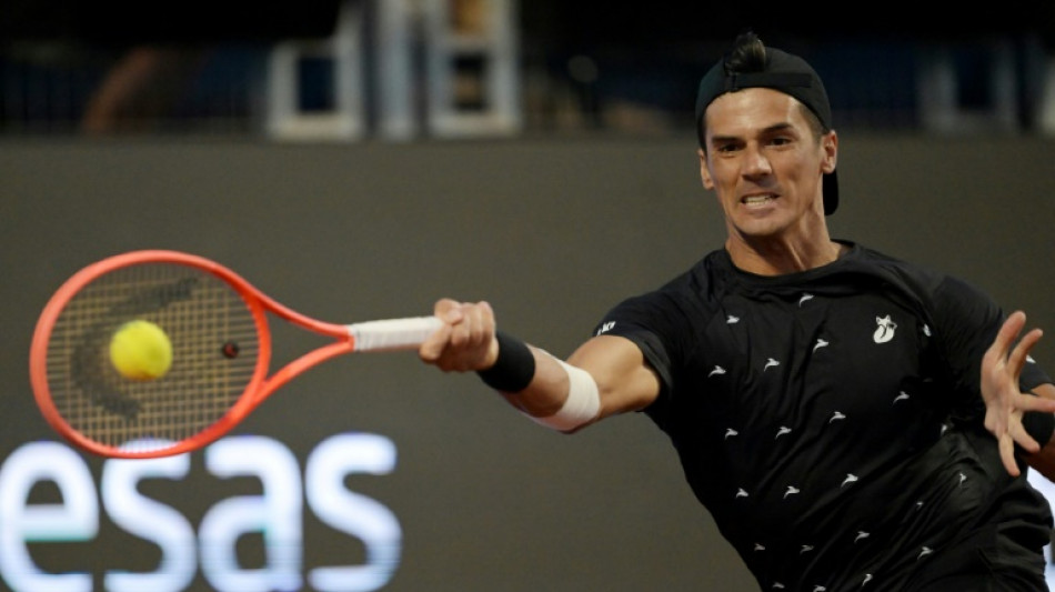 El argentino B&aacute;ez pasa a cuartos del ATP de Santiago, el chileno Tabilo eliminado